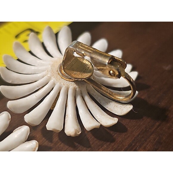 Vintage 1960s Mod Daisy Flower Clip Earrings White Soft Plastic Sarah Cov Style - Picture 4 of 6